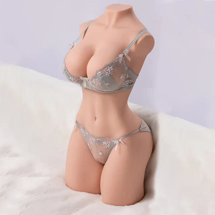 Julia sexpupe Masturbator Torso große Brust seitlich liegend